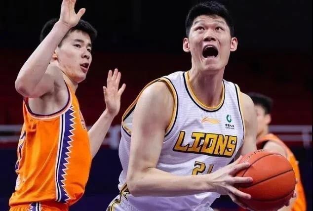 罗克出生于2005年2月28日，所以他已经年满18岁，可以正式加入巴萨。