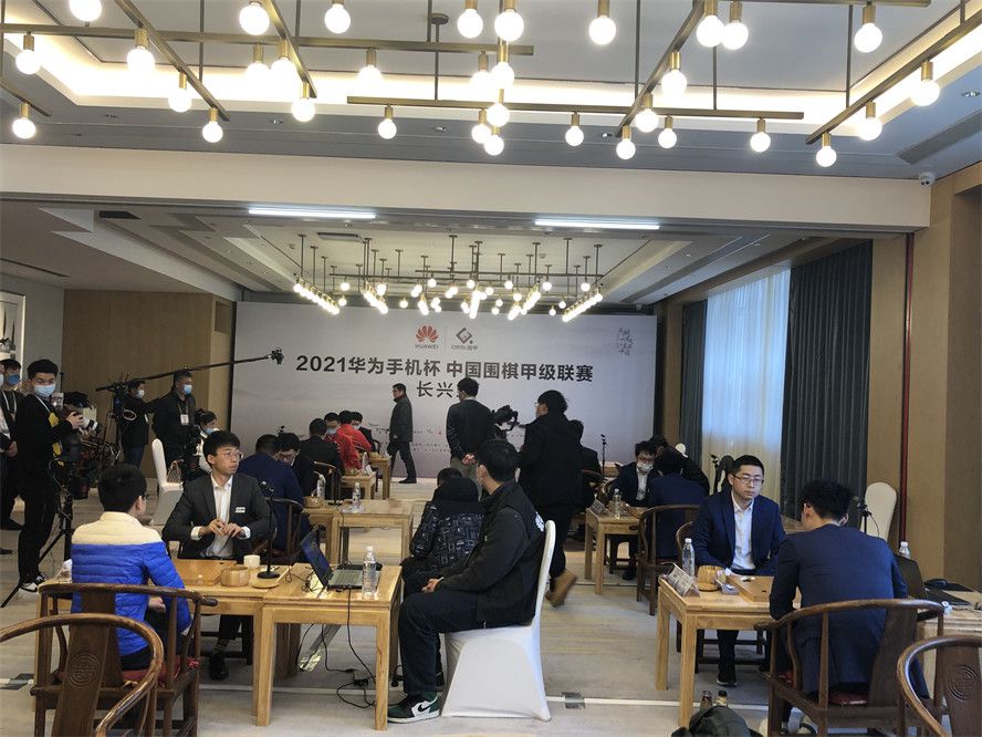 费家作为隐世的华裔家族，其内部的运转逻辑，与绝大多数的华人家族都十分相似。